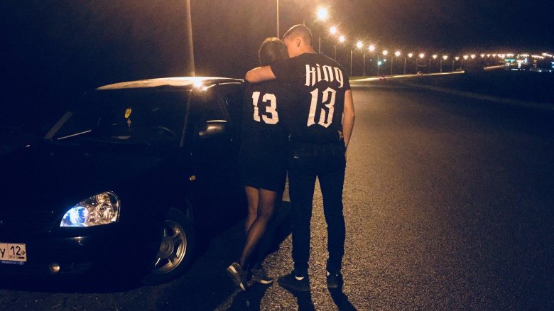 Парень с девушкой возле Тачки