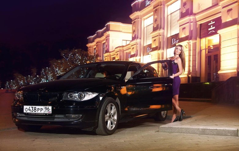 Девушка возле машины