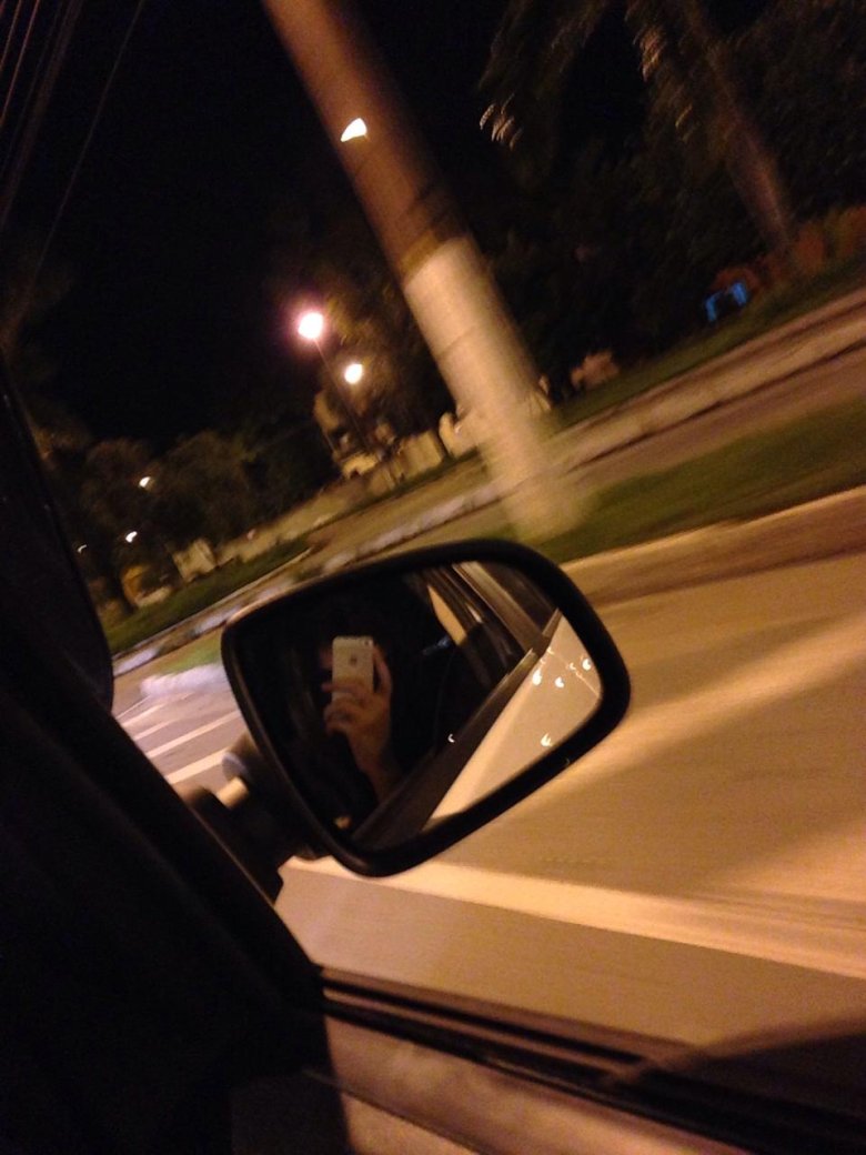 Девушка в машине ночью