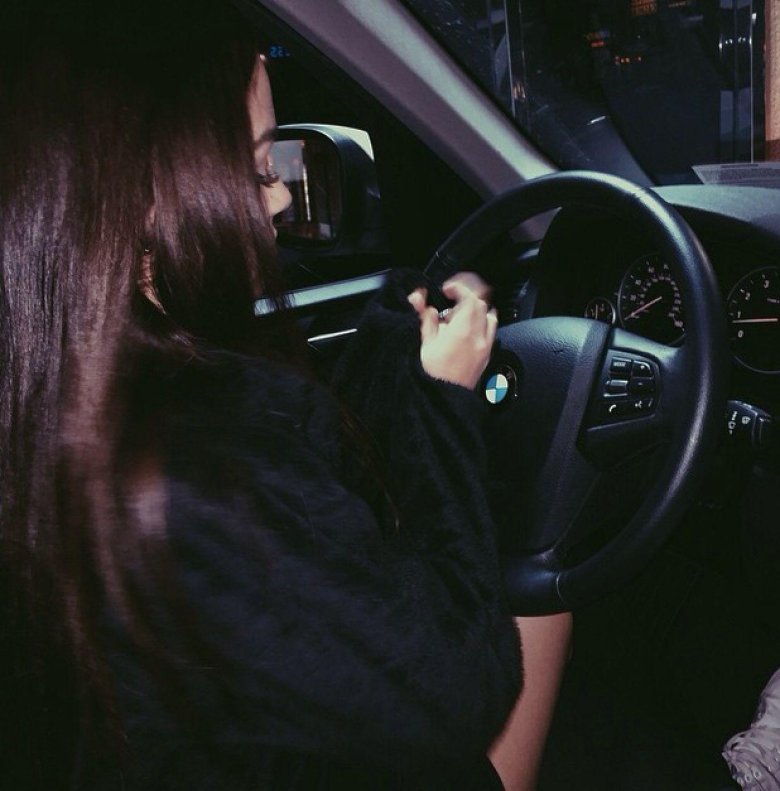 Мэгги Линдеманн в машине