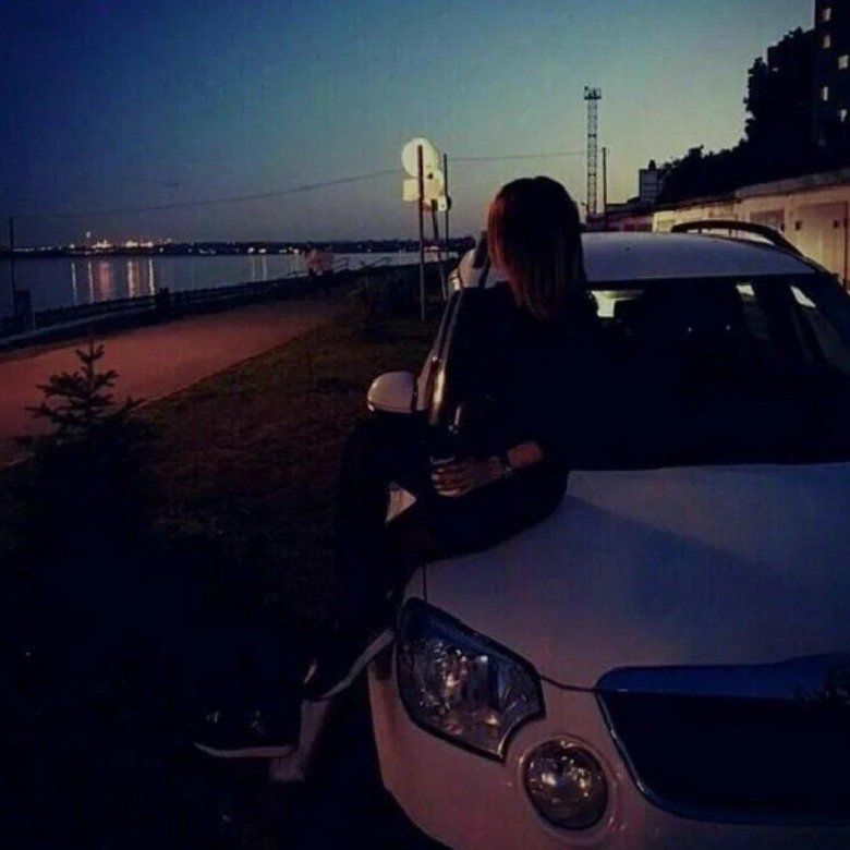 Девушка возле машины ночью