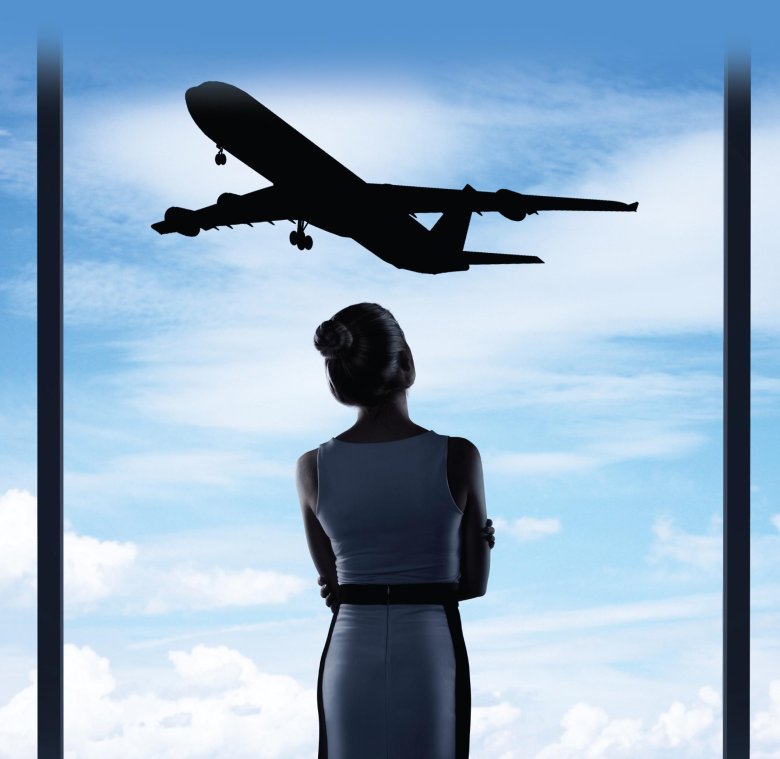 Девушка на фоне самолета