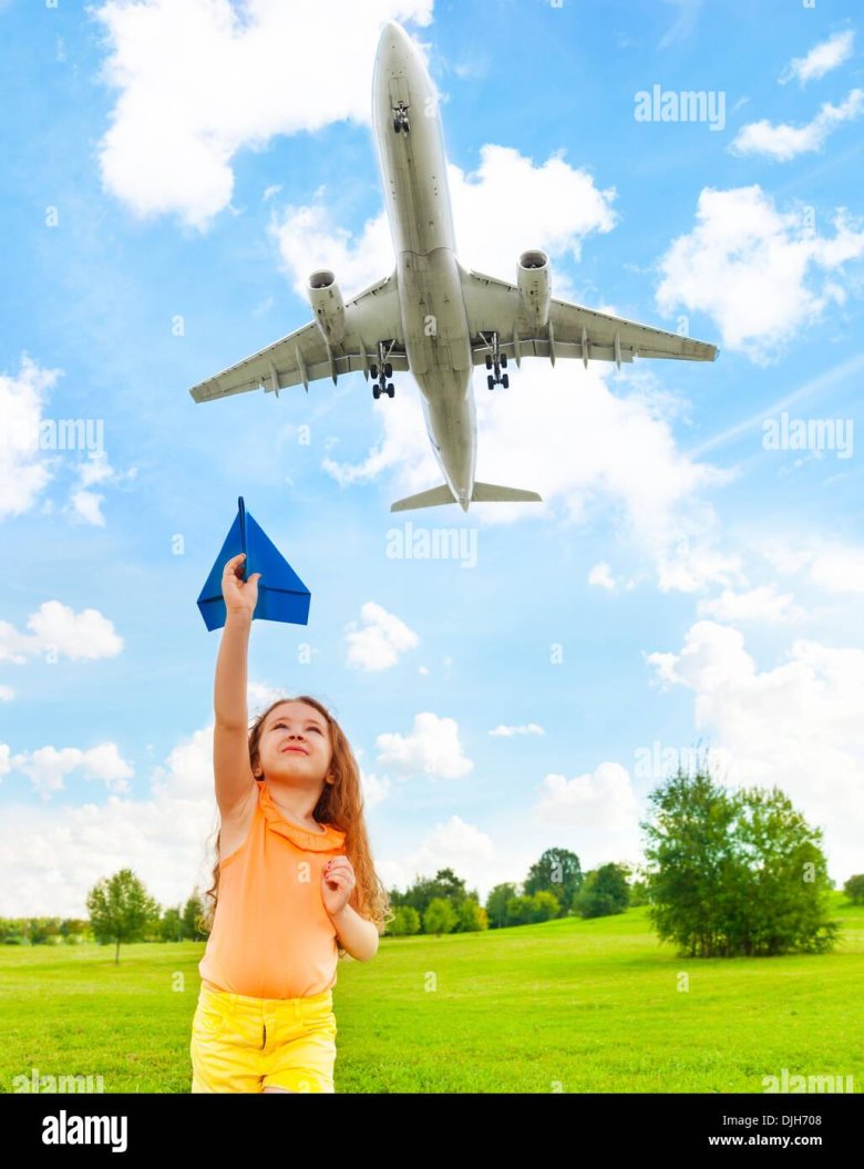 Девочка с самолетиком