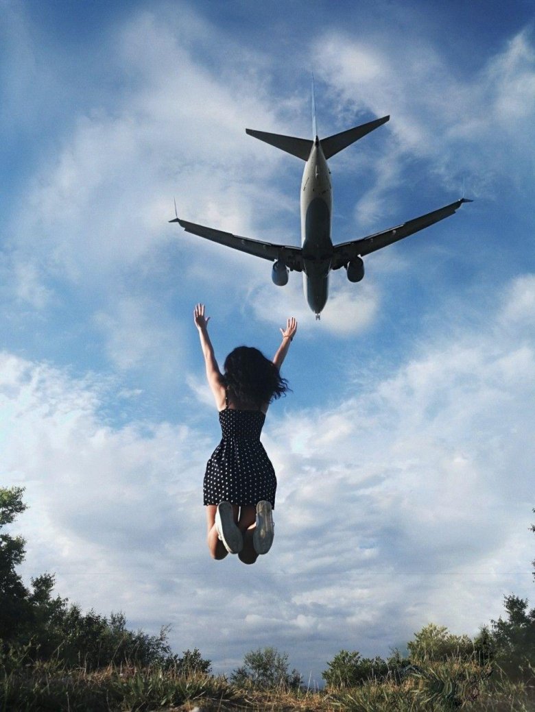 Девушка в самолете