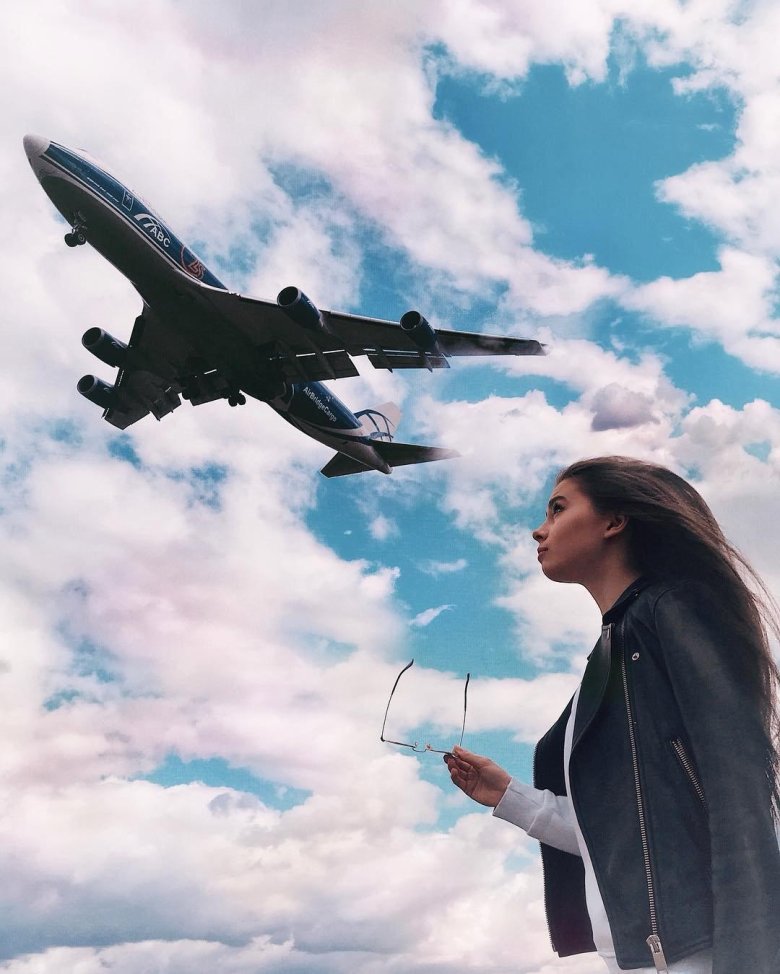 Девушка в самолете