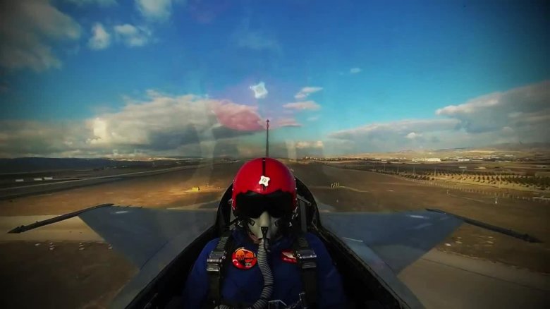 Пилот в кабине