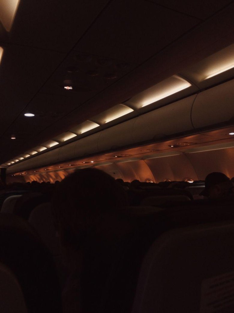 Салон самолета ночью