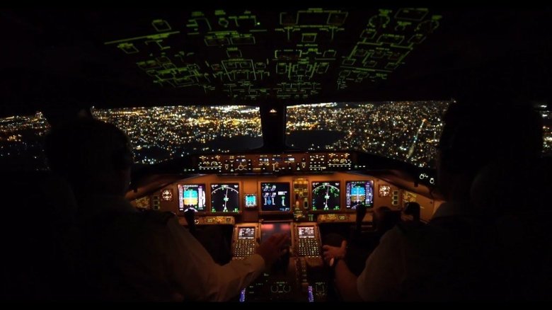 Кабина самолета Боинг 777