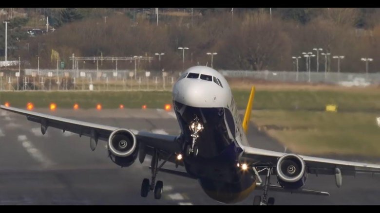 Самолет приземляется гиф