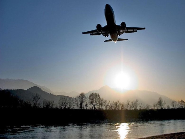 Самолет над горами