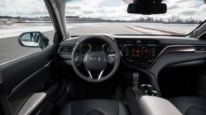 Новая Тойота Камри 2018 салон