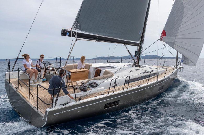 Парусная яхта beneteau