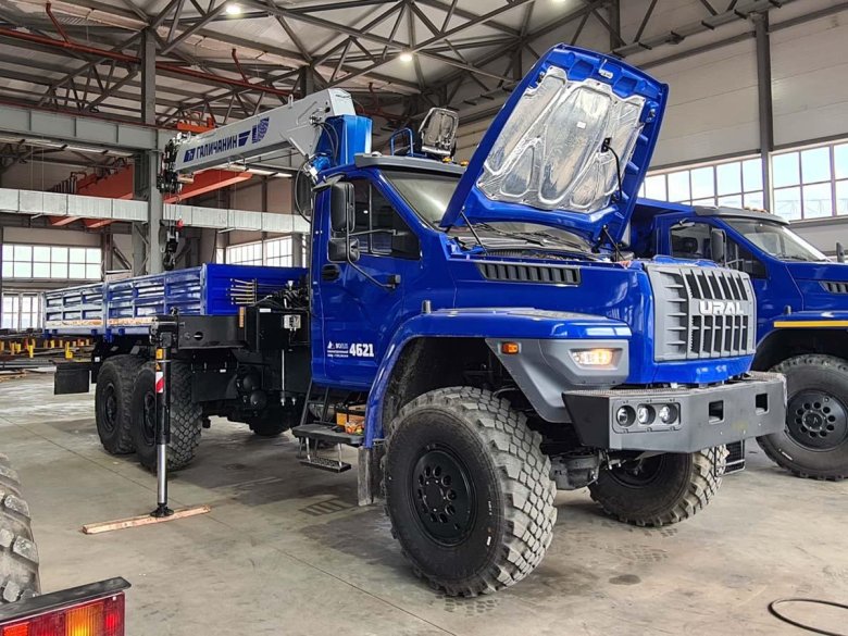 Урал некст 6х6 бортовой с кму