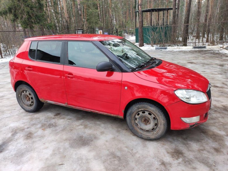 Шкода фабия красная