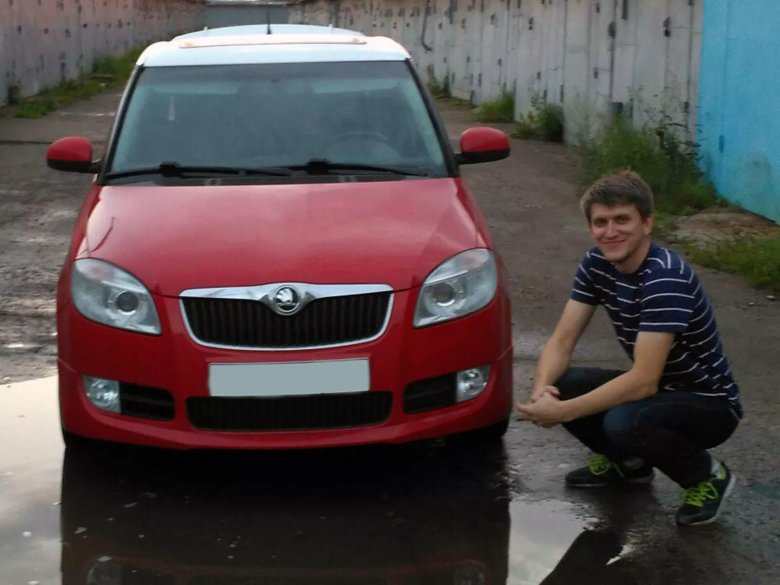 Шкода Фабия красная