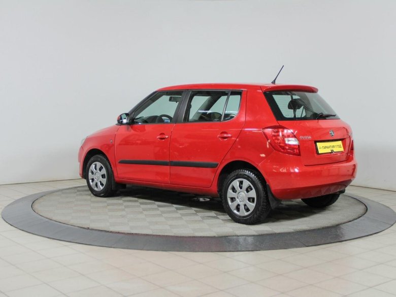 Шкода Фабия 2014 красная