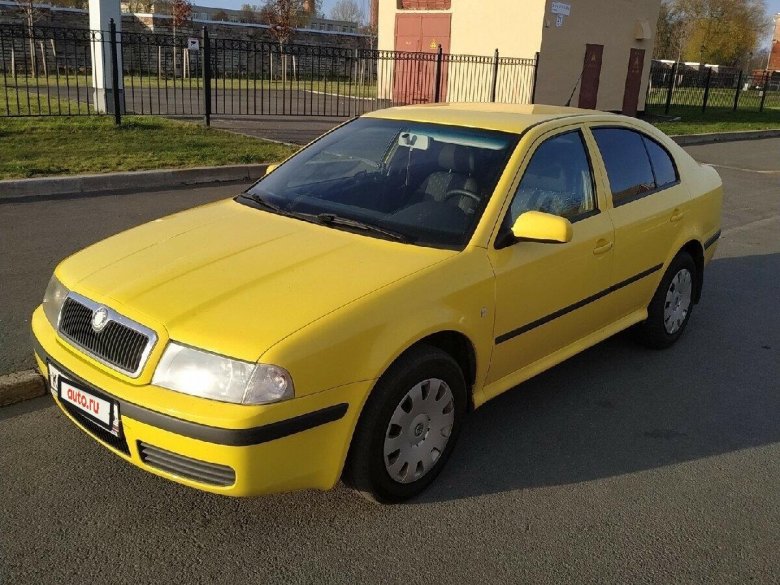 Желтая Шкода Октавия 769