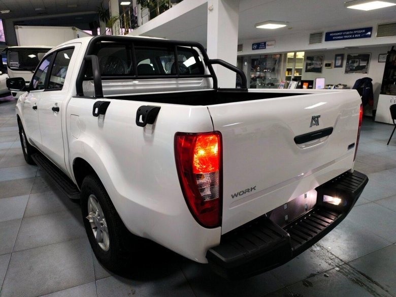 Белый пикап