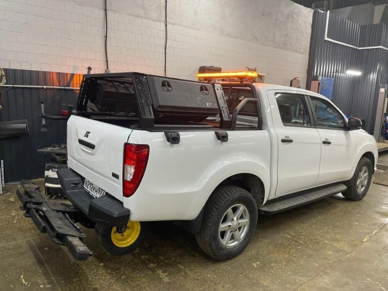 Белый пикап