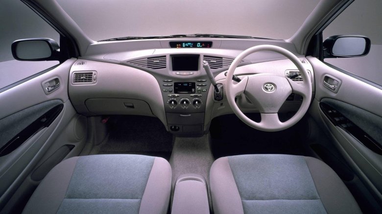 Тойота Приус 2000 салон