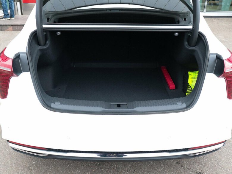 Белая ауди а 6