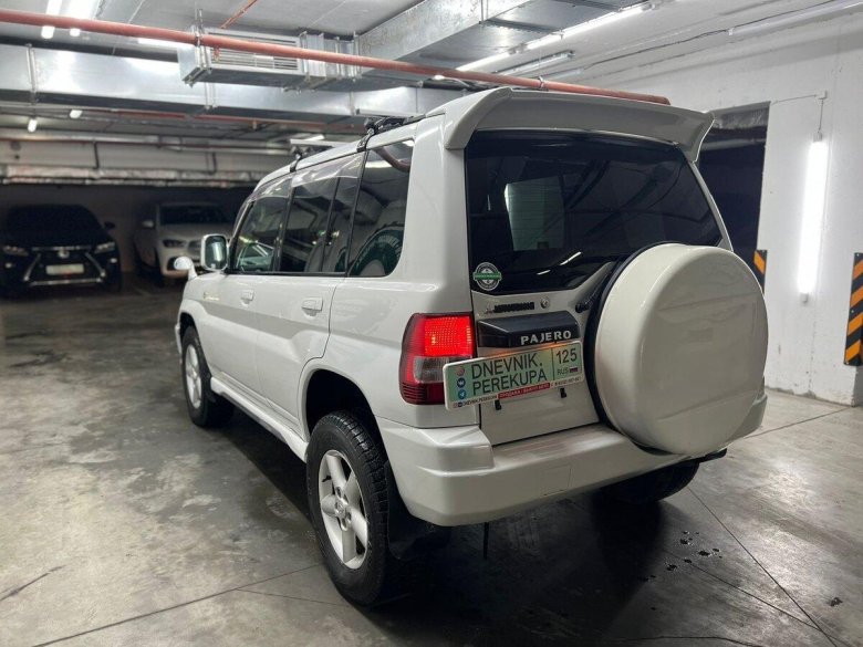 Mitsubishi pajero io 2000