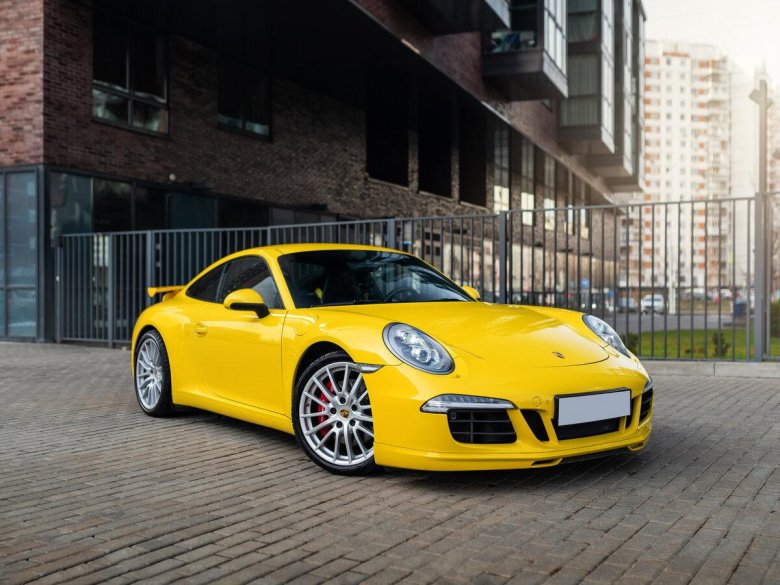 Желтый порше 911