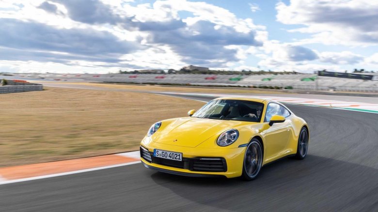 Порше 911 желтый