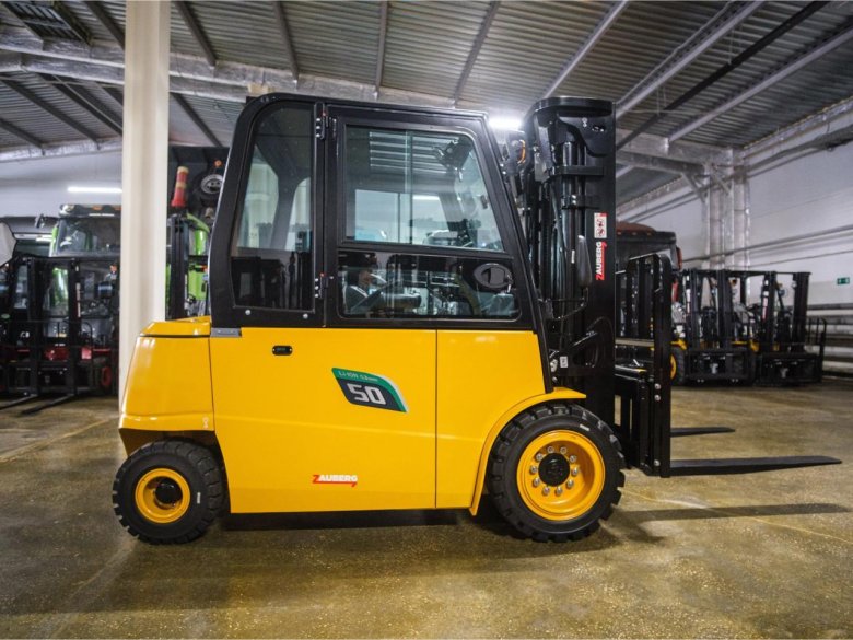 Электрический вилочный погрузчик