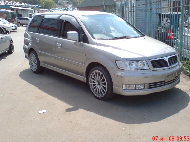 Mitsubishi Chariot 2001