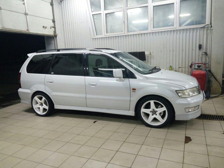 Mitsubishi Chariot 2000
