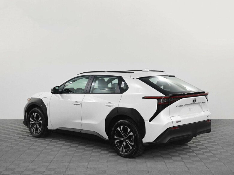 Белая тойота