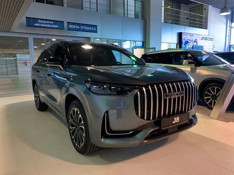 Серый внедорожник