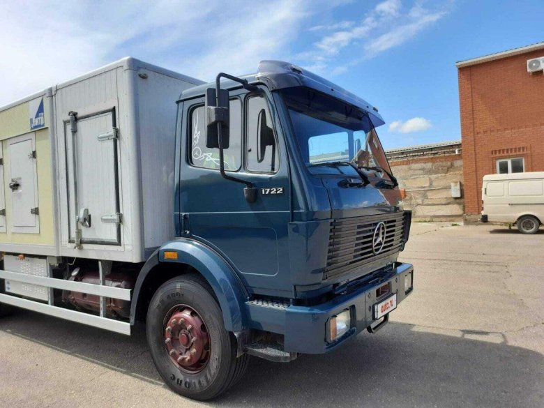 Грузовой мерседес