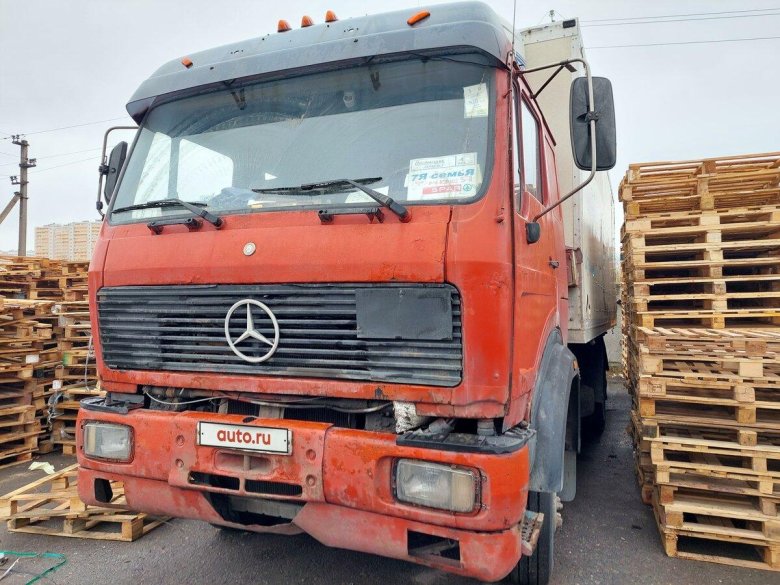 Грузовой мерседес