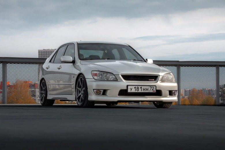 Lexus is 300 и toyota altezza