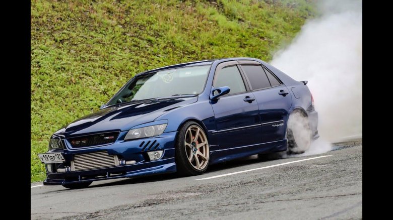 Тойота альтеза