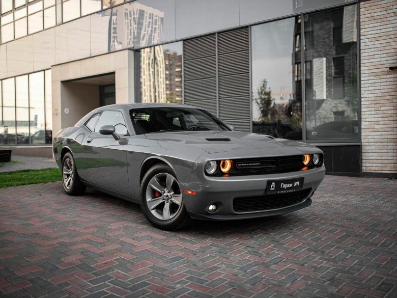 Серый додж челленджер