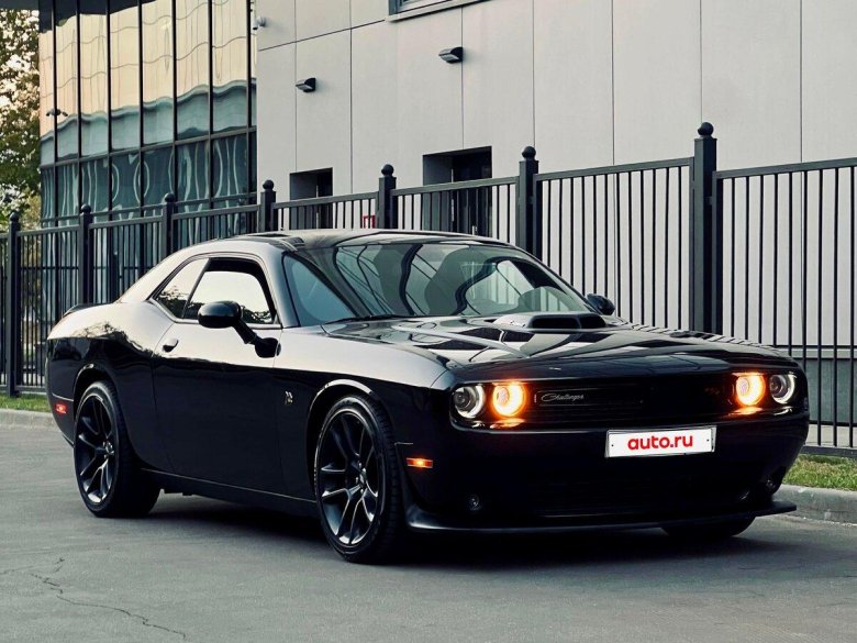 Черный додж челленджер