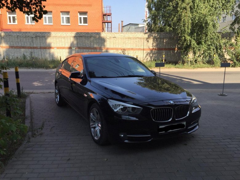 БМВ 5 серии черная лифтбек