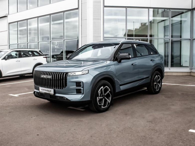 Серый внедорожник