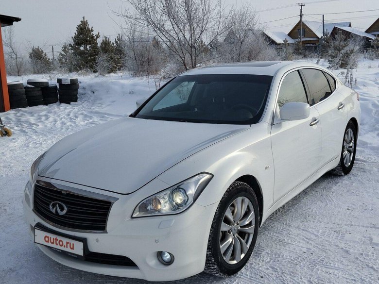 Белый инфинити