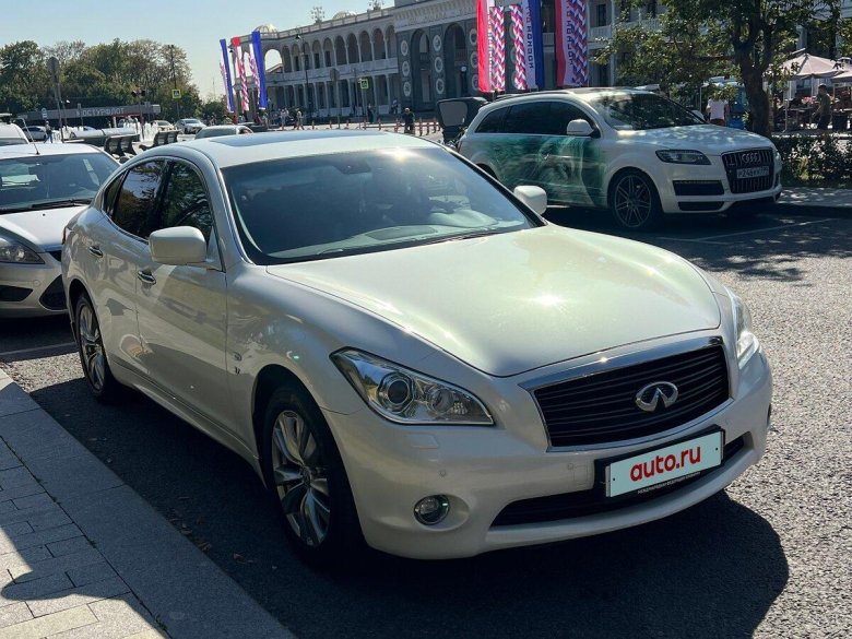 Белый инфинити