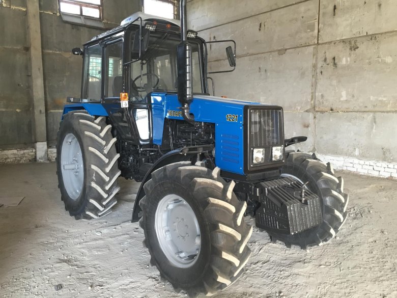 Трактор МТЗ 1221