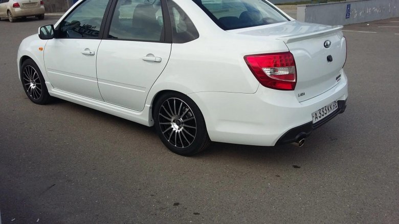 Лада Гранта спорт белая