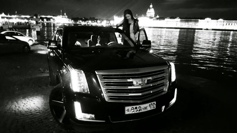 Кадиллак Эскалейд ночью