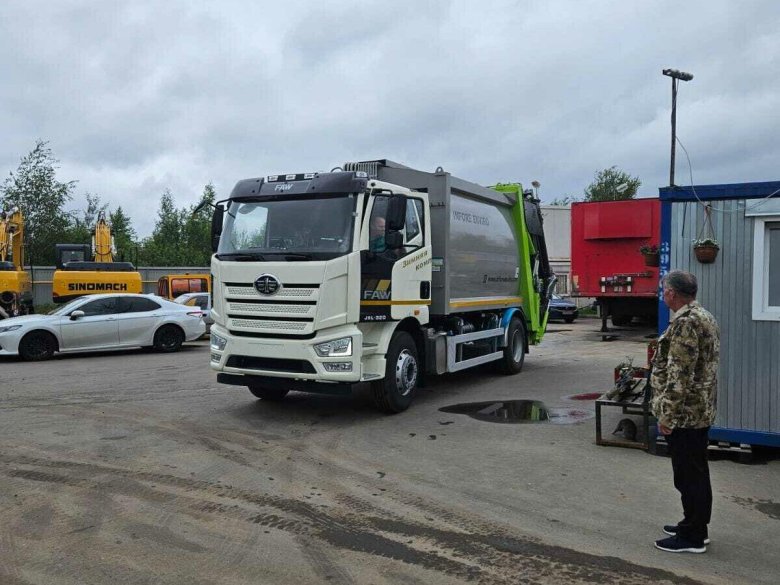 Мусоровоз с задней загрузкой