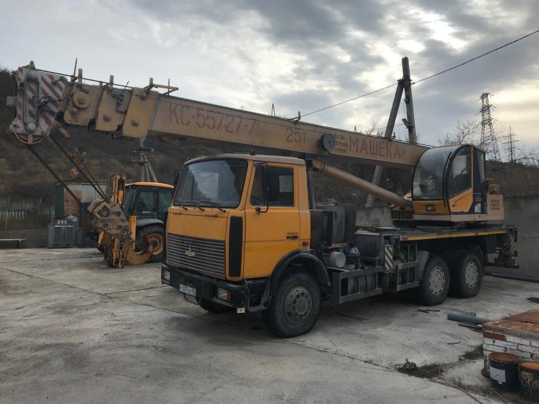 Автокран машека