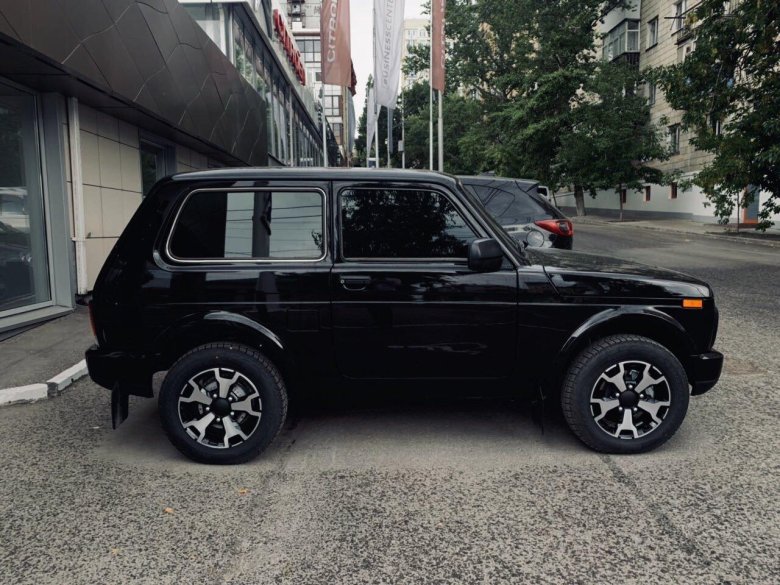 Нива Урбан черная