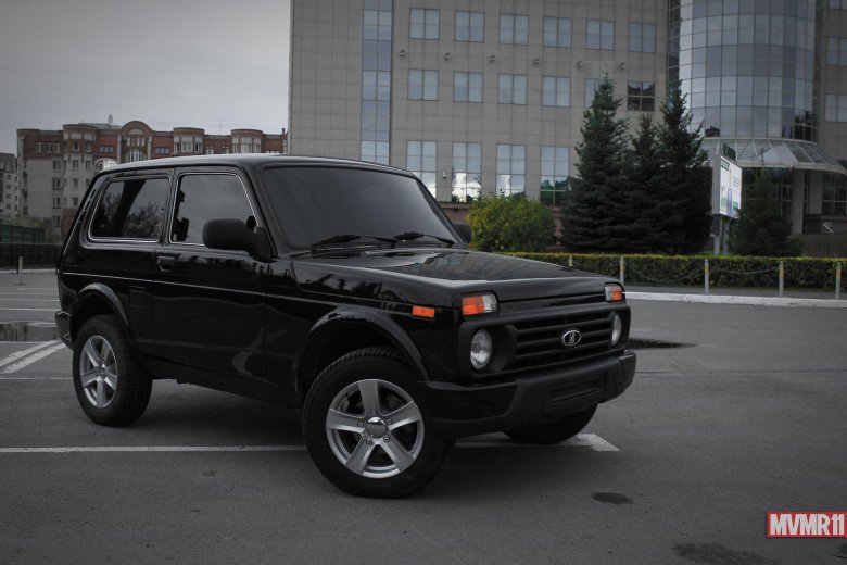 Нива 2121 Урбан черная